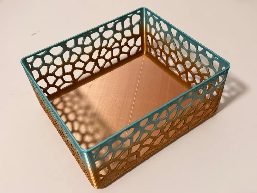 Košík vytištěný pomocí duhového filament